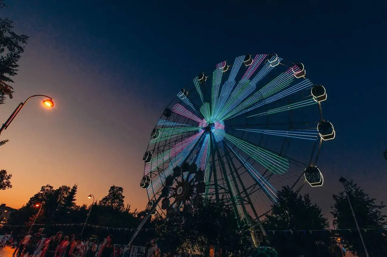 Колесо обозрения на Цветном бульваре в цветах российского флага 🇷🇺🎡