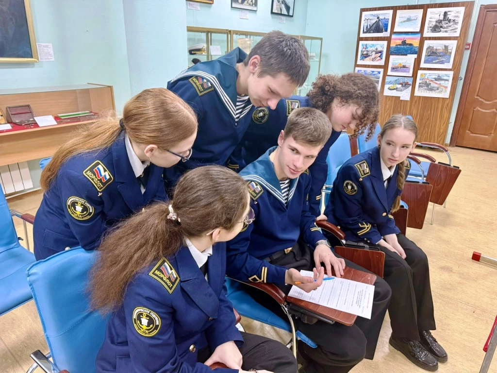 ⚓ Команда курсантов шестой площадки Морской технической академии имени адмирала Д.Н. Сенявина «Морск