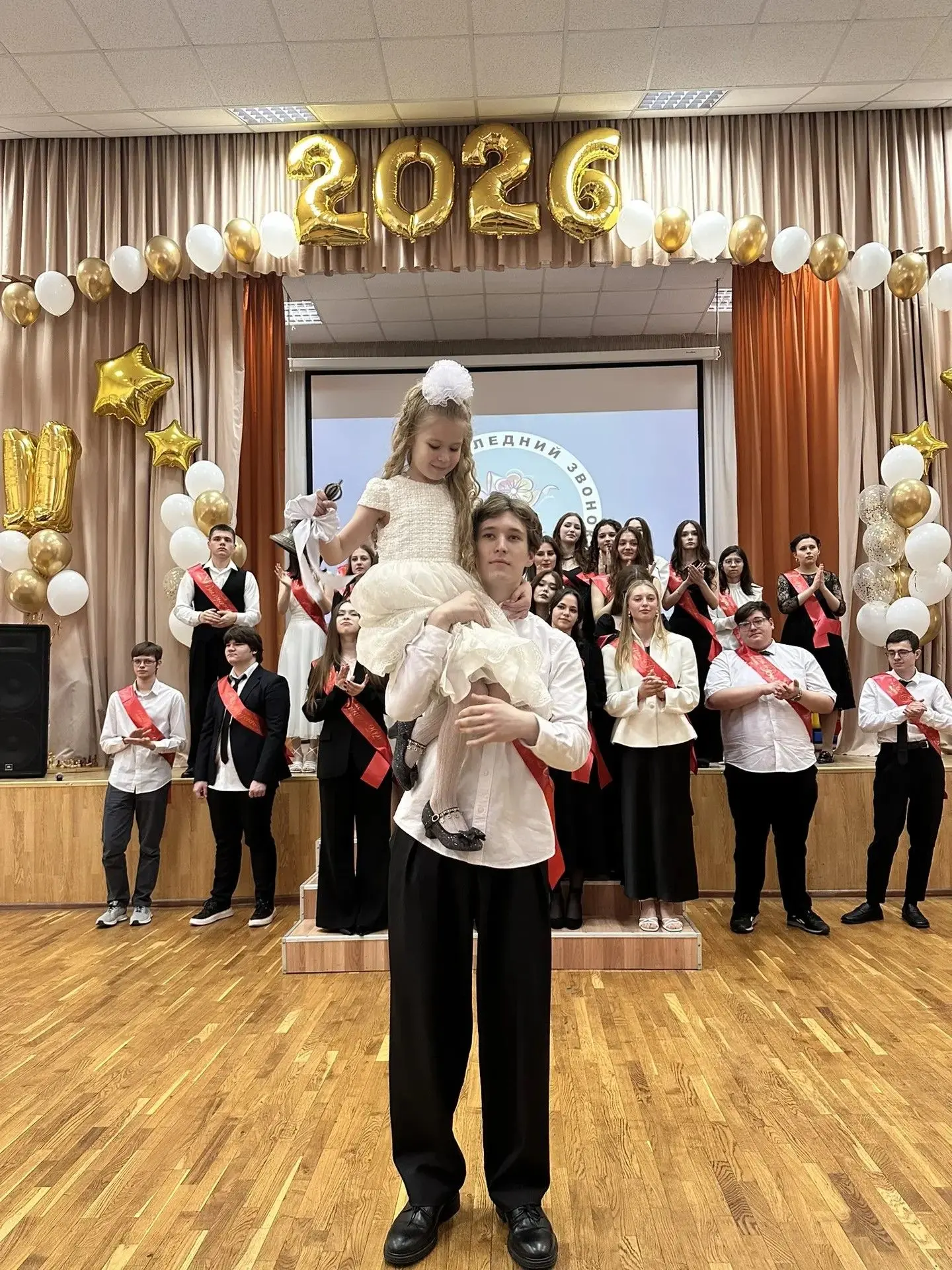 🌟 Последний звонок прозвенел для вас, дорогие выпускники! 🎓✨  Школа прощается с вами, но впереди цел