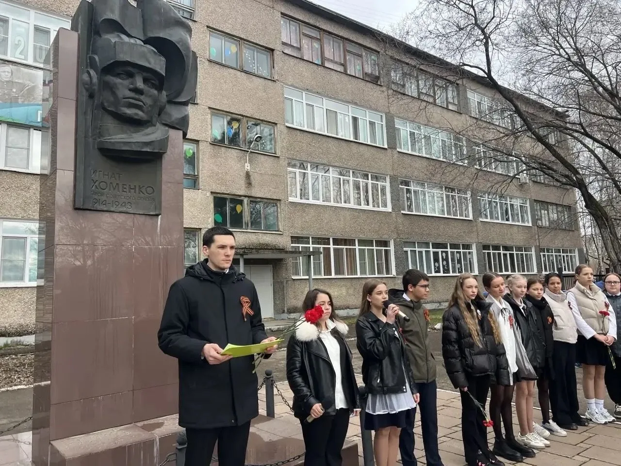 🇷🇺🎉Торжественный митинг в честь Дня Победы🎉🇷🇺 6 мая учащиеся 1 и 2 классов нашей школы приняли участ