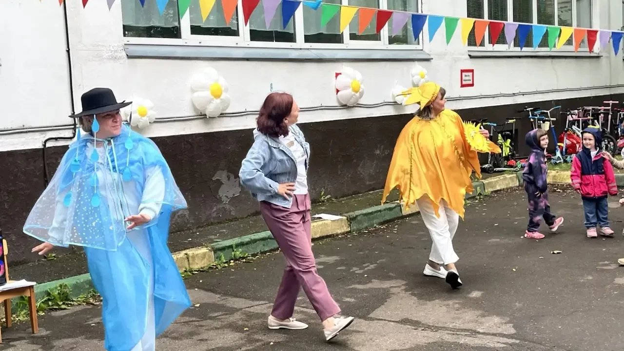 ☀️В дошкольном корпусе на Профсоюзной, 140А вчерашний день прошел ярко и необычно.

☔️ Словно по вол