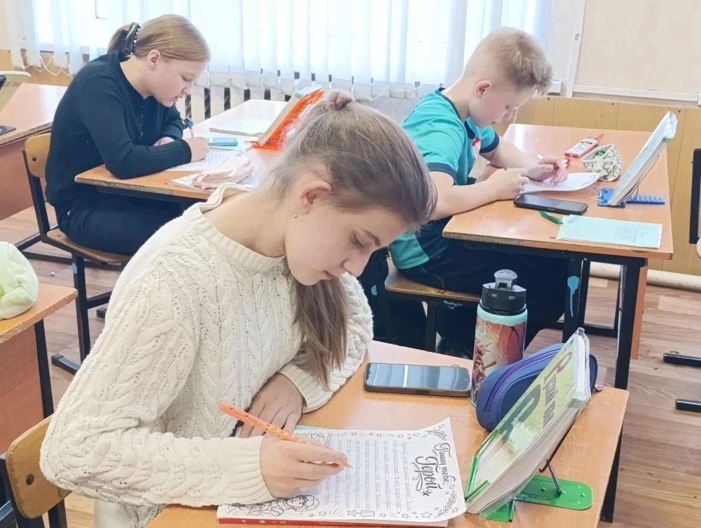 «Тепло детских рук и слова поддержки: школьники собрали гуманитарную помощь для бойцов СВО ко Дню за
