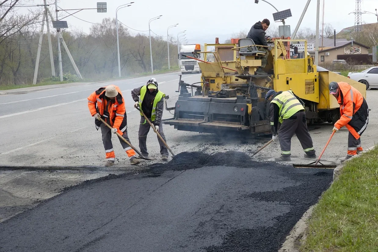 🚧 Дорожные службы продолжают обновлять асфальт в Южно-Сахалинске   Сейчас активные работы идут на ул