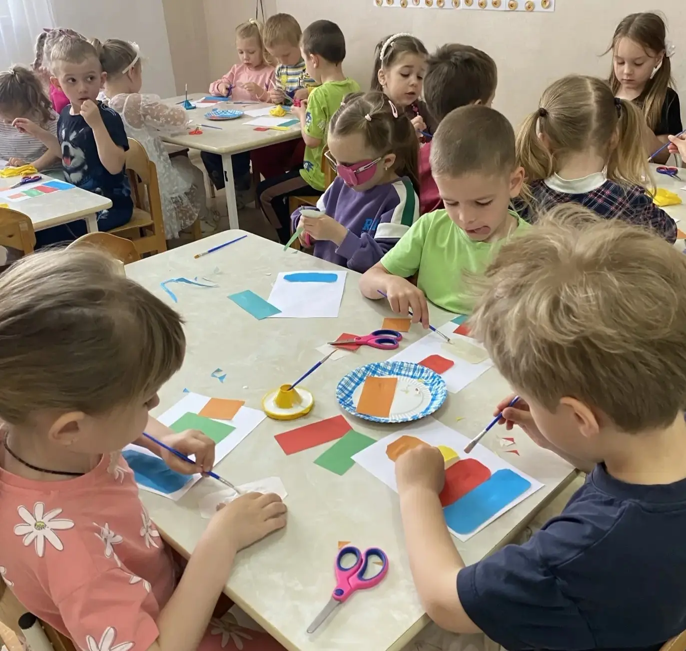 Всю неделю в средней группе «Любознайки» говорили о том, без чего детство невозможно представить — о