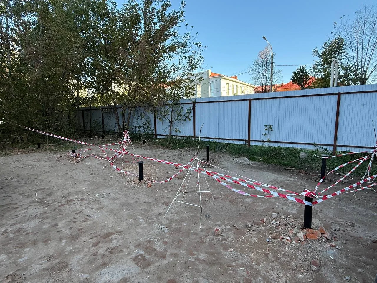 В Йошкар-Оле на улице Палантая строят новый общественный туалет. На месте уже подготови...