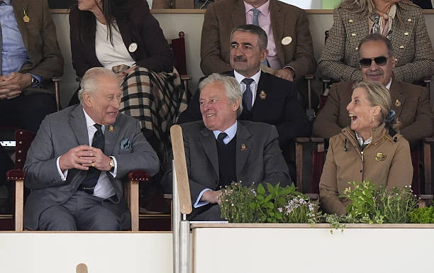 👑 Активность короля Карла III в последние дни просто запредельна, с учетом того, что ему все же 77 л