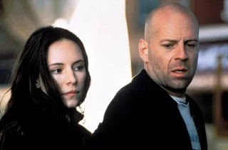 🔥12 ОБЕЗЬЯН 
🍿 фантастика, триллер, 1995

📊 7.8 Брэд Питт и Брюс Уиллис 👍

🗨️ В 2035 году остат