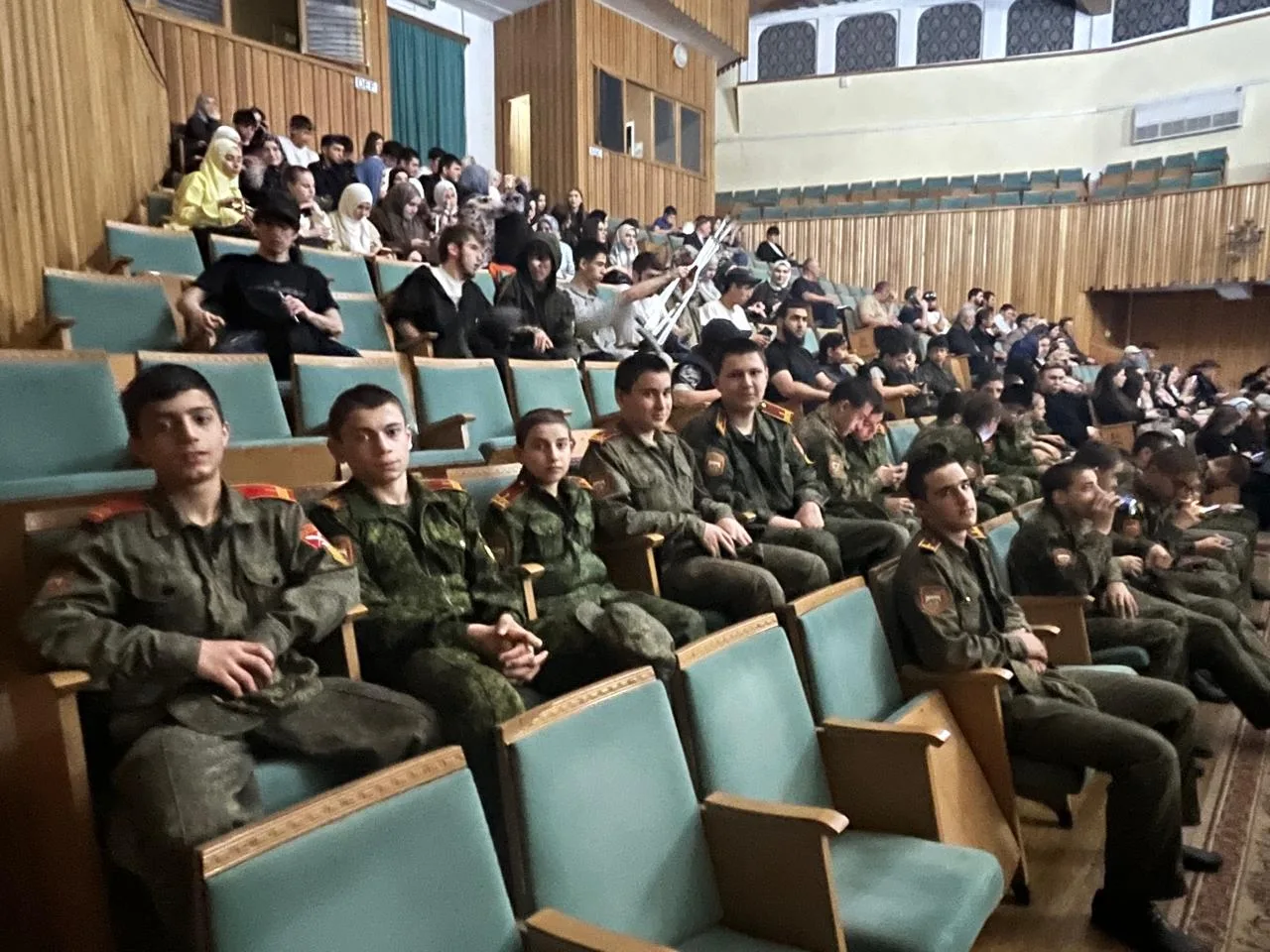 Кадеты 7-б и 8-а классов на закрытом показе фильма «Сильные духом».

В Аварском театре сегодня, 20 м