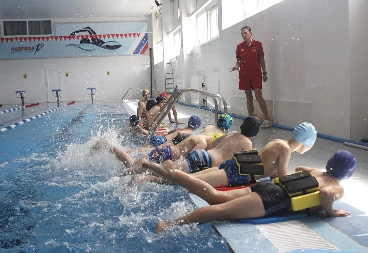 🌊 Лето — время плавать! 🌊Бассейн Дворца спорта «Надежда» — это не просто вода и дорож...