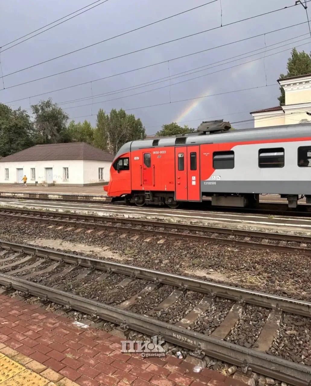 🚧 На железнодорожном переезде и пешеходном переходе через ж/д пути в Каменске временно...