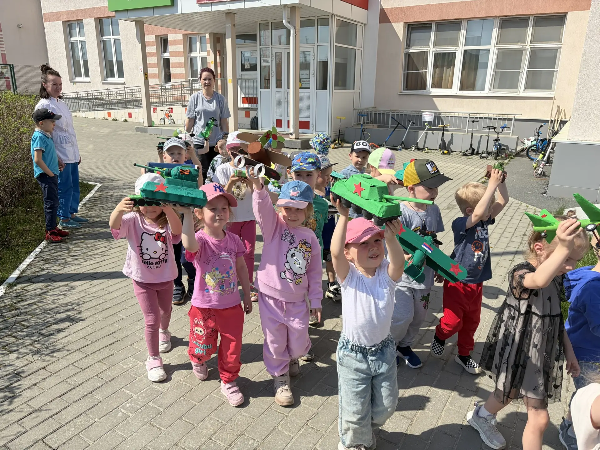 В нашем детском саду прошли торжественные мероприятия, посвященные Дню Победы. Ребята читали пронзит