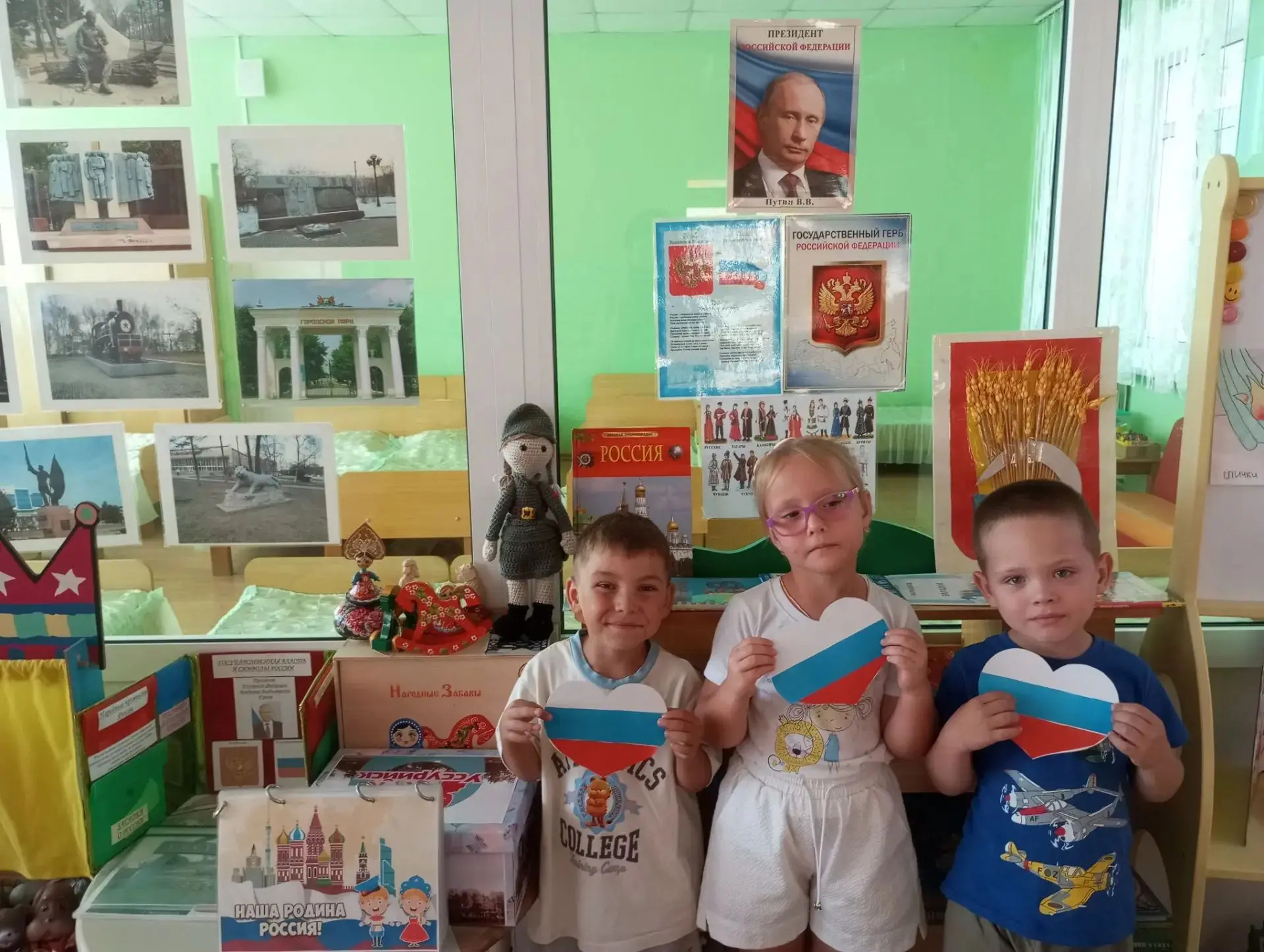 🎉 В преддверии Дня Государственного флага РФ в нашем детском саду кипела творческая и ...