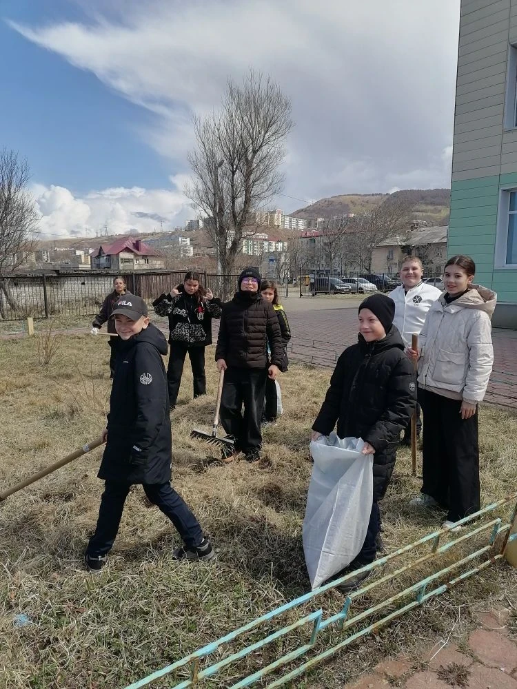 ☀ Школьный субботник в самом разгаре! Ученики нашей школы продолжают активно и с большим энтузиазмом