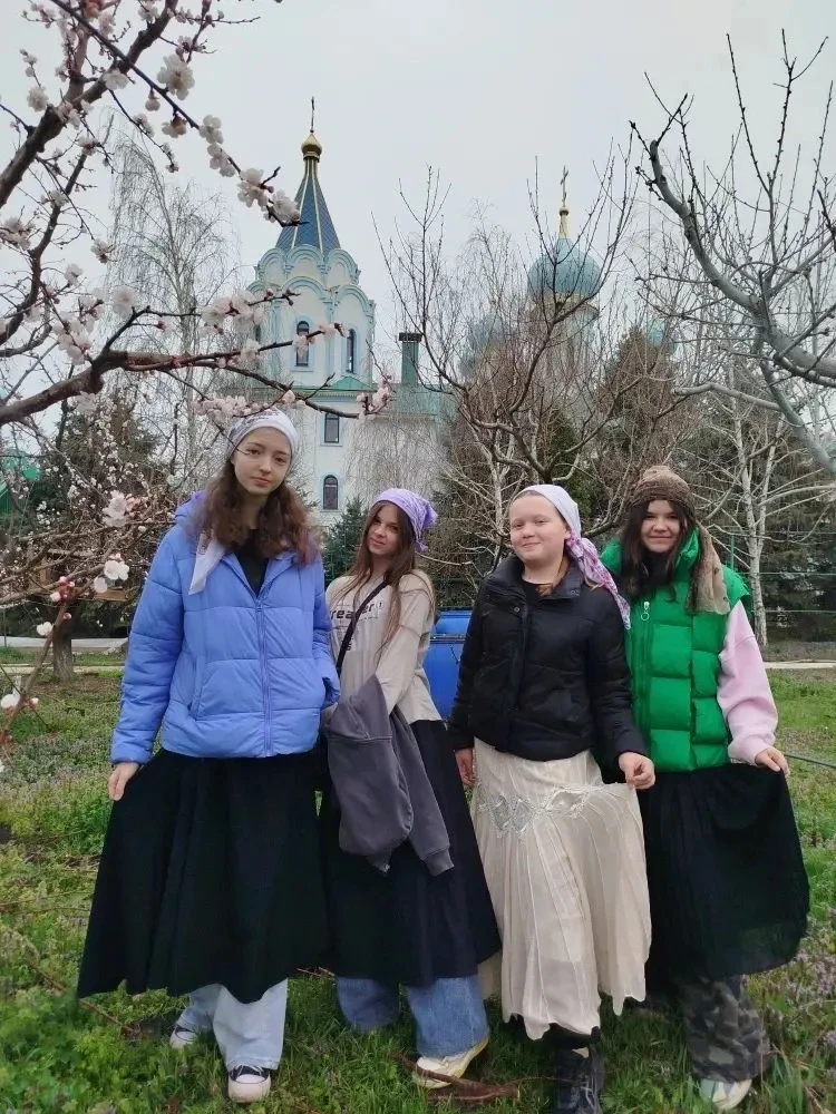 ПОЛЕЗНЫЕ КАНИКУЛЫ   ✏️На каникулах ученики  школы отправились потрудиться на подворье Марие-Магдалин