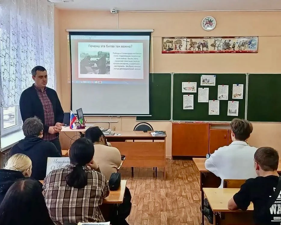 🕊 Сегодня, 2-го февраля, в День воинской славы России, в нашем лицее прошли особенные тематические у