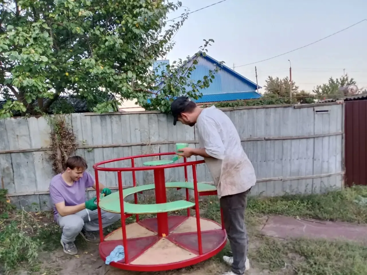 🏡 В ТОС «Спортивный-9» прошла инициатива по благоустройству: местные ребята покрасили ...