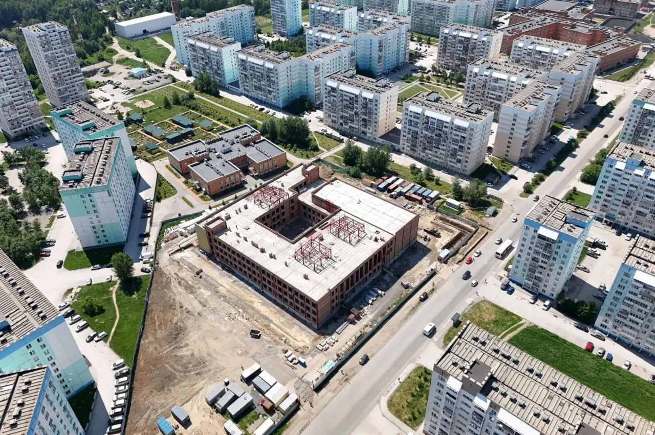 Новая огромная школа строится в Октябрьском районе на Плющихинском жилмассиве - она гот...