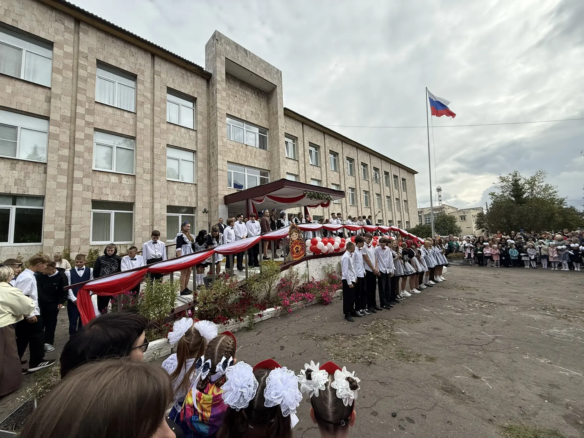📚🍁🍁🍁Нарядные ученики и ученицы, учителя и родители заполнили школьный двор. Звучит ...