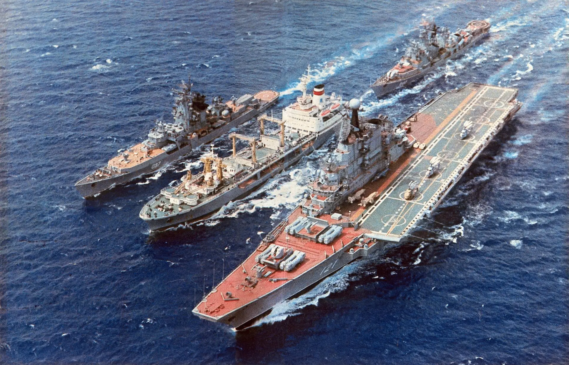 Дозаправка на ходу, запечатлённая в июле 1985 года. Танкер «Борис Чиликин» одновременно...