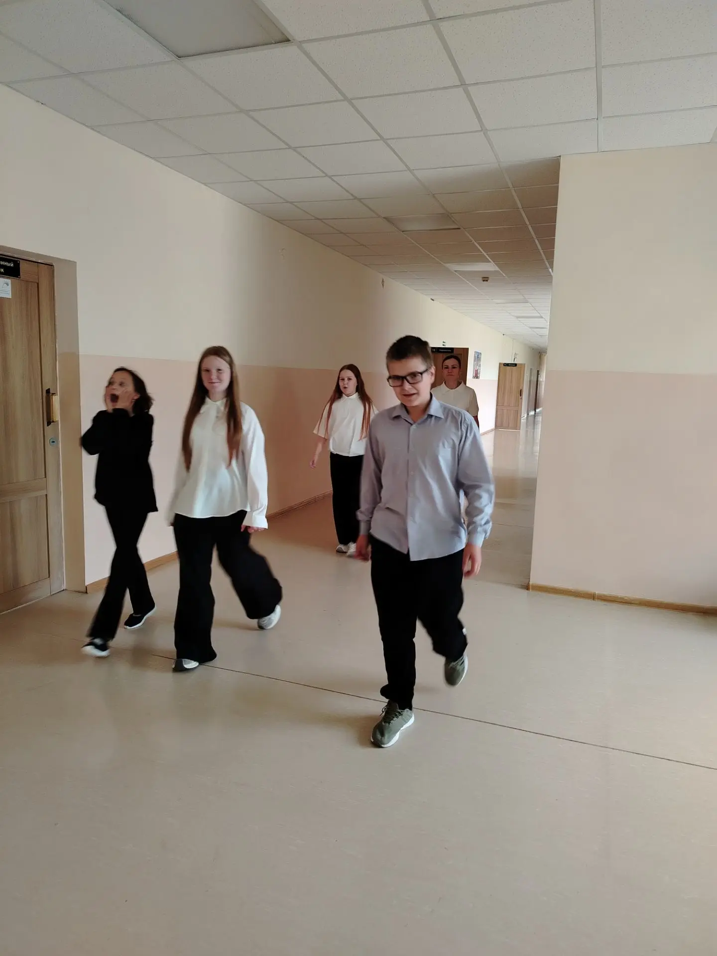 Сегодня 04.09.2026 проведена учебная тренировка по эвакуации сотрудников и учащихся из ...