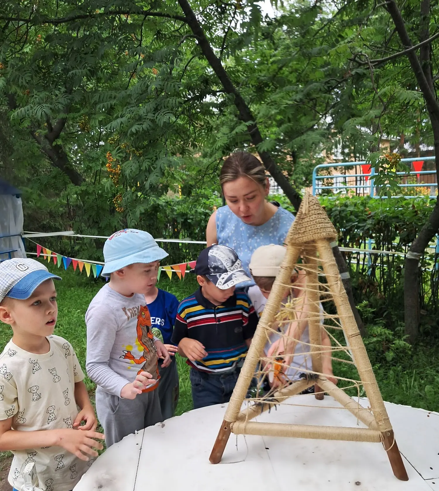«Волшебный мир насекомых»: Наблюдение за насекомымина участке во время прогулки #МБДОУДС43Комсомольс