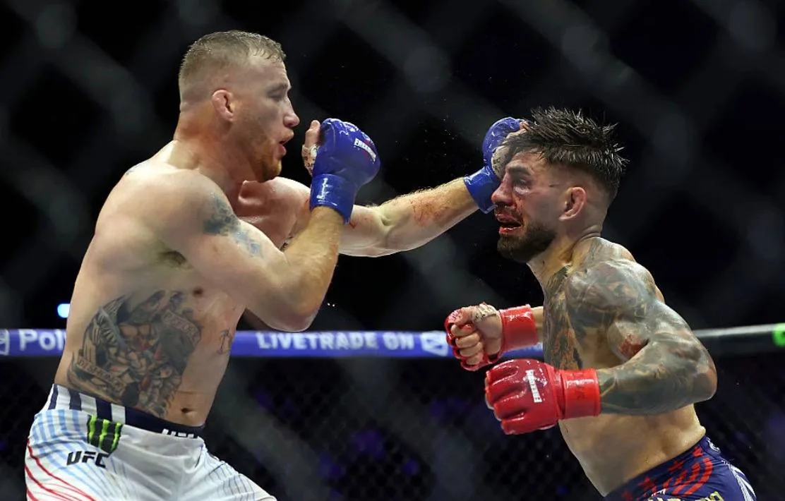Драматичный финал боя на UFC

Чемпион в легком весе Илия Топурия завершил поединок с Джастином Гэтжи
