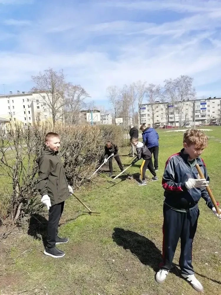 🧹 Субботник — дело доброе и нужное!  Второй день в 1 и 2 корпусе нашей школы все дружно выходят  на 