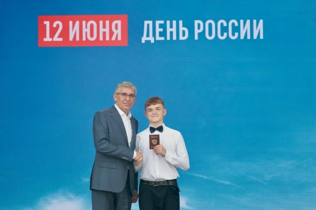 🇷🇺Главный документ из рук Губернатора: Дмитрий Миляев вручил новомосковцу Семёну Зани...
