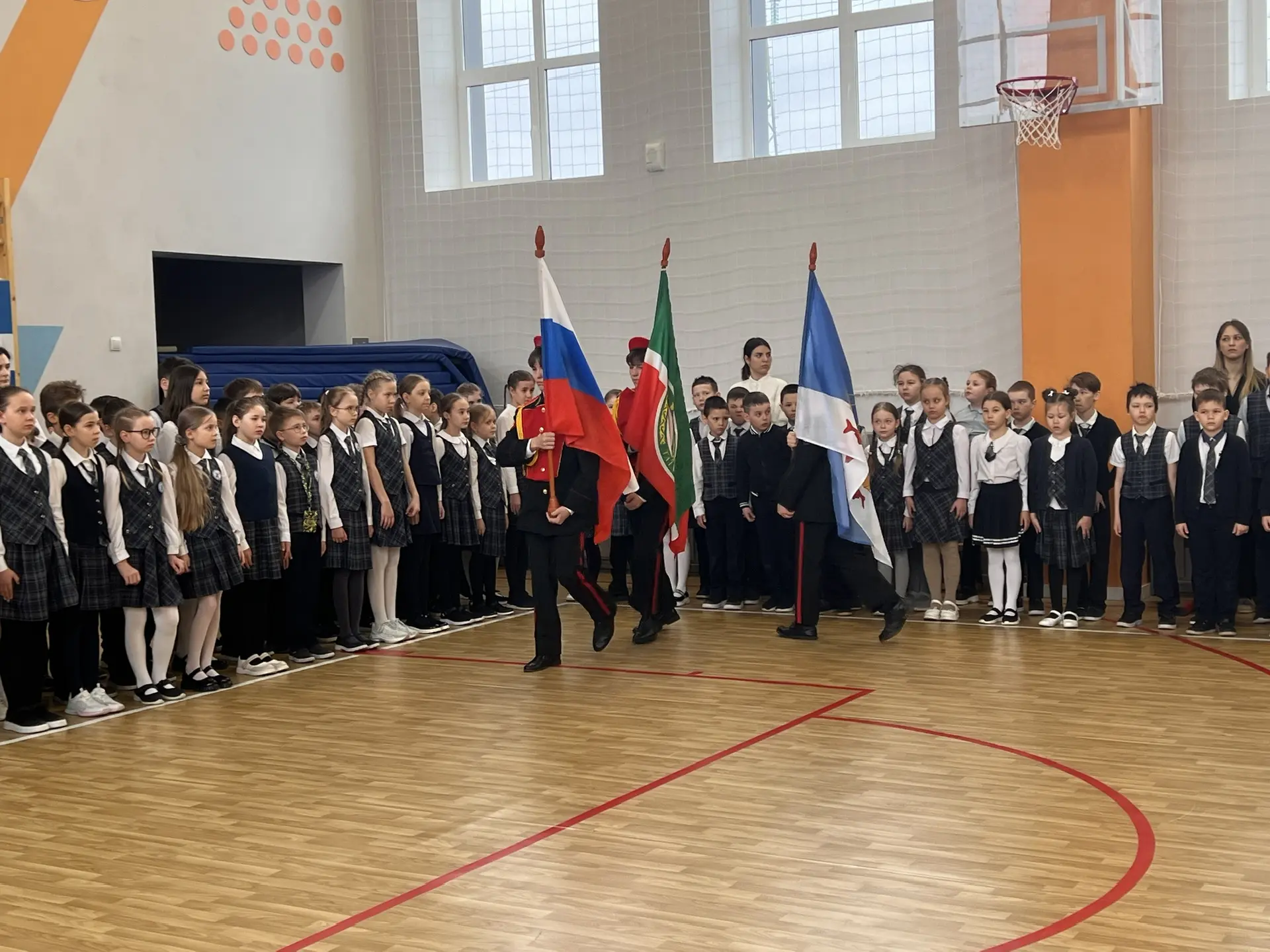 Каждое утро понедельника в нашем лицее начинается с торжественной линейки, на которой выносятся флаг