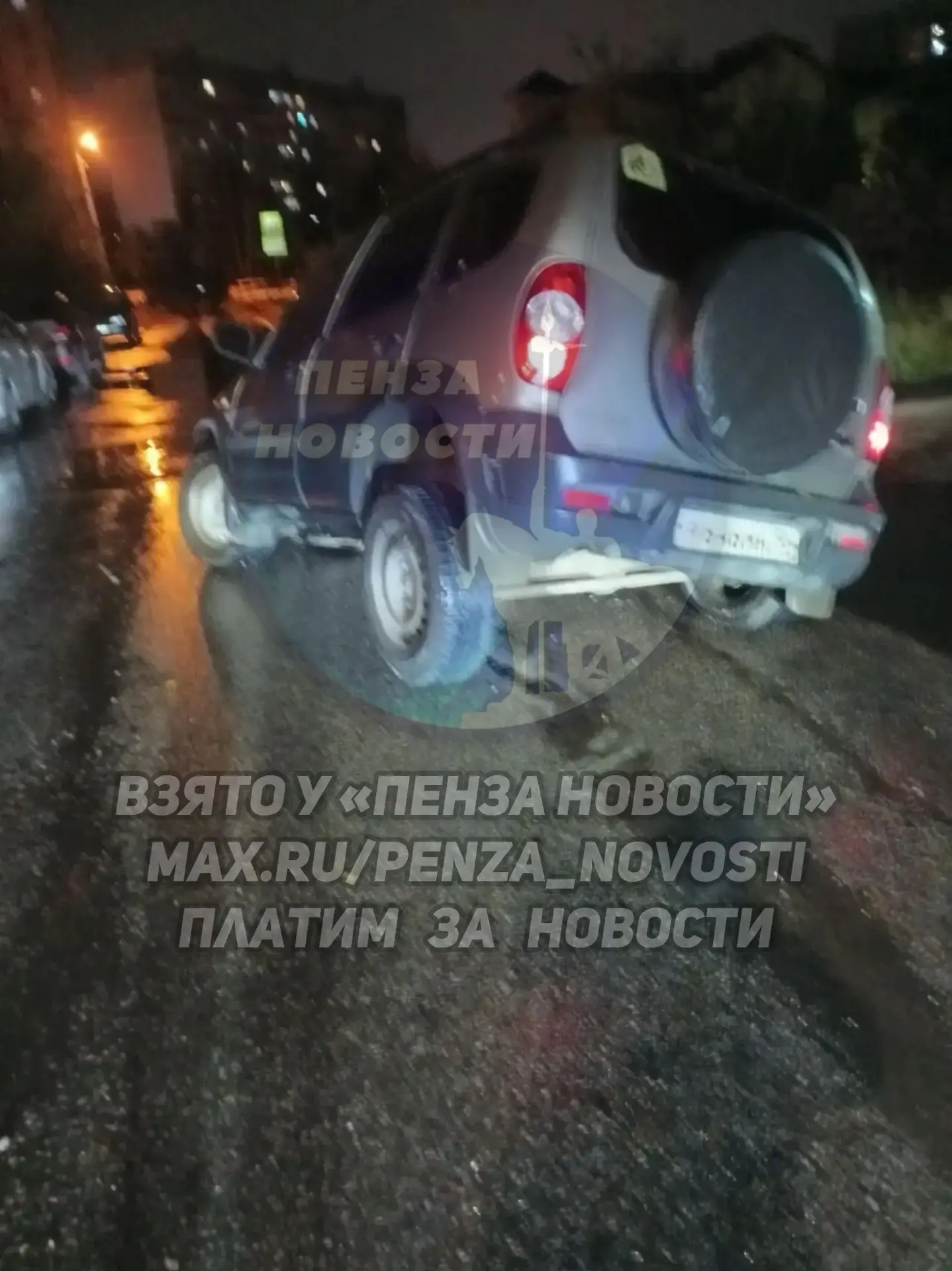 «Нива Шевроле» въехала в лужу и чуть не ушла под землю в Дальнем Арбеково