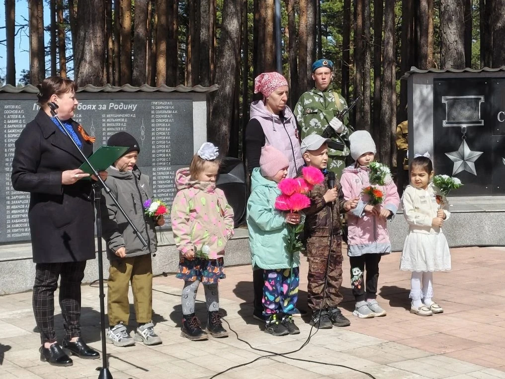 Воспитанники детского сада приняли участие в торжественном митинге, посвящённому Дню Победы. Юные во