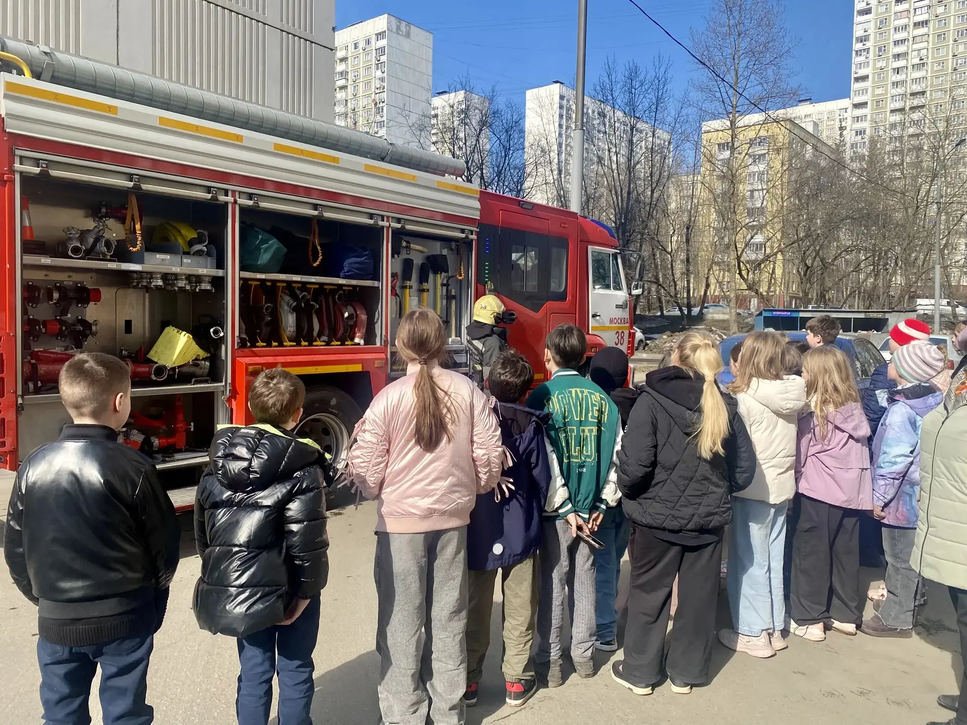 Знакомство с героической профессией: спасатели МЧС провели урок для третьеклассников  🚨На днях учени