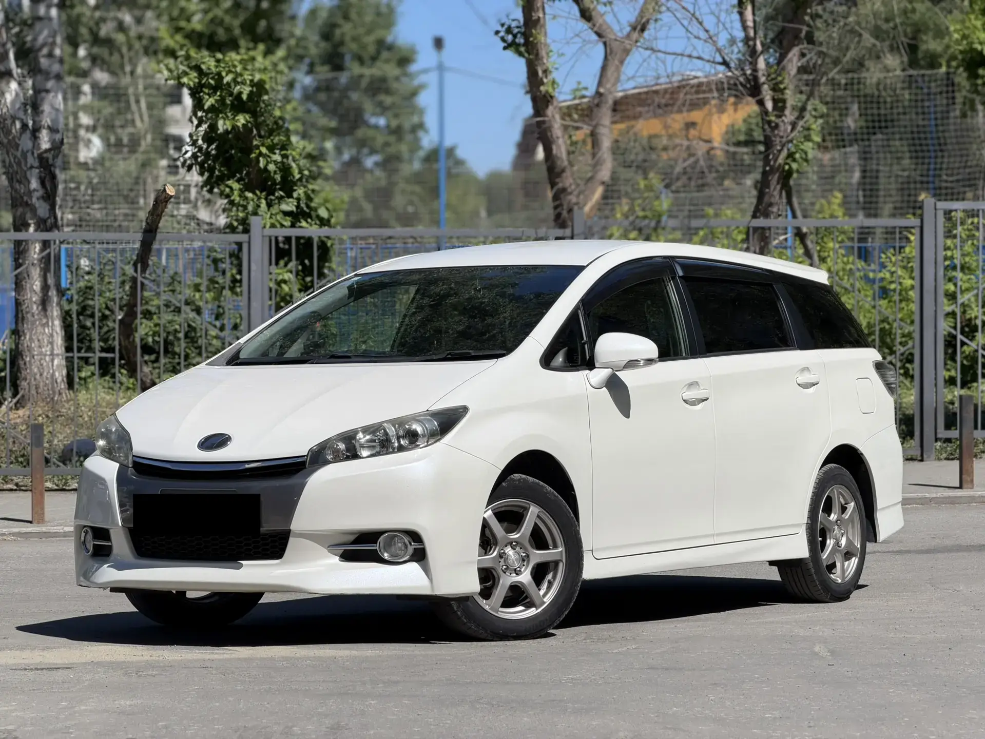 Toyota Wish 2012 года — один из самых удачных компактвэнов для семьи, который ценят за просторный са