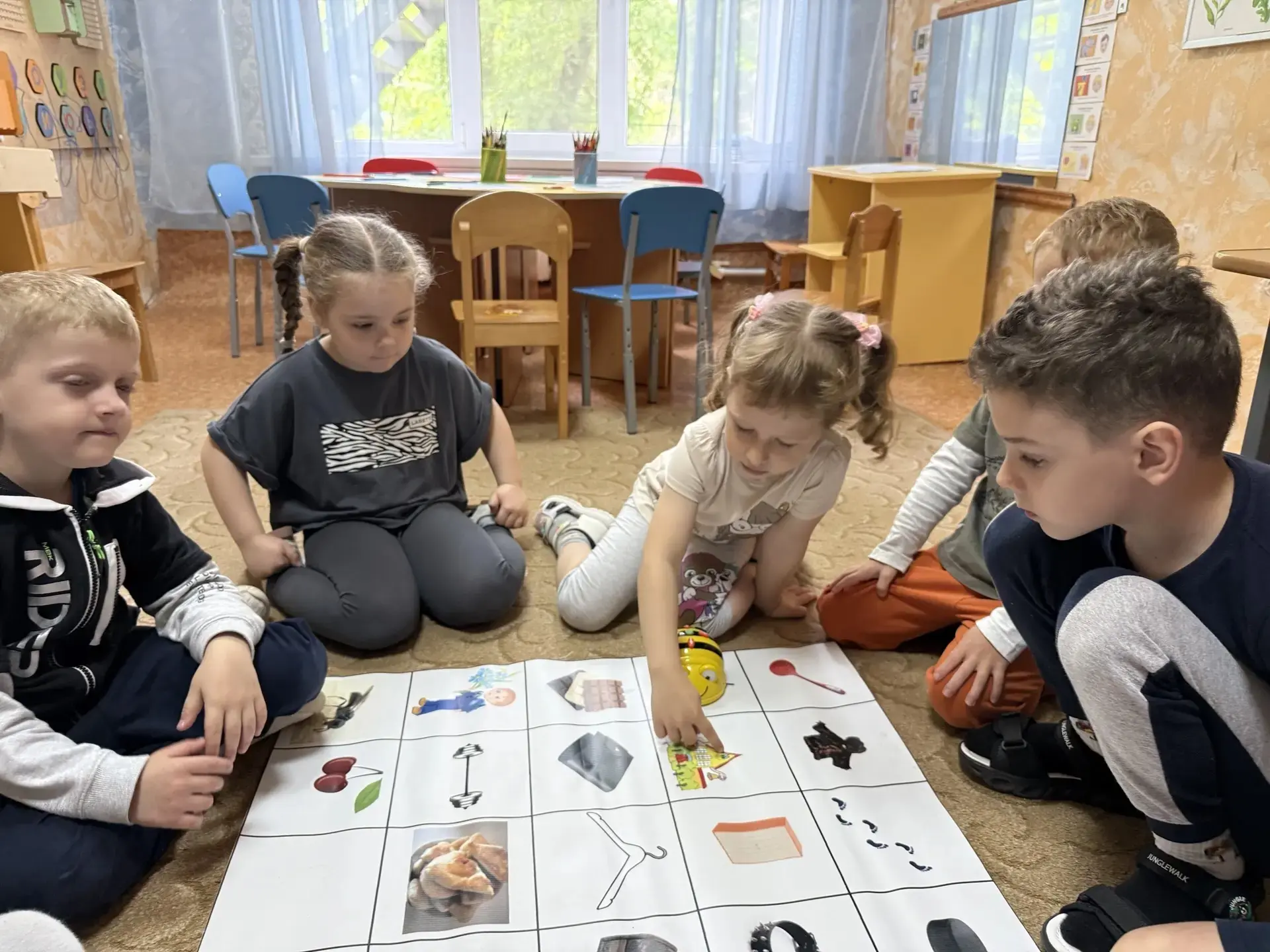 На групповом занятии умная пчелка Bee-Bot помогает ребятам старшей логопедической групп...