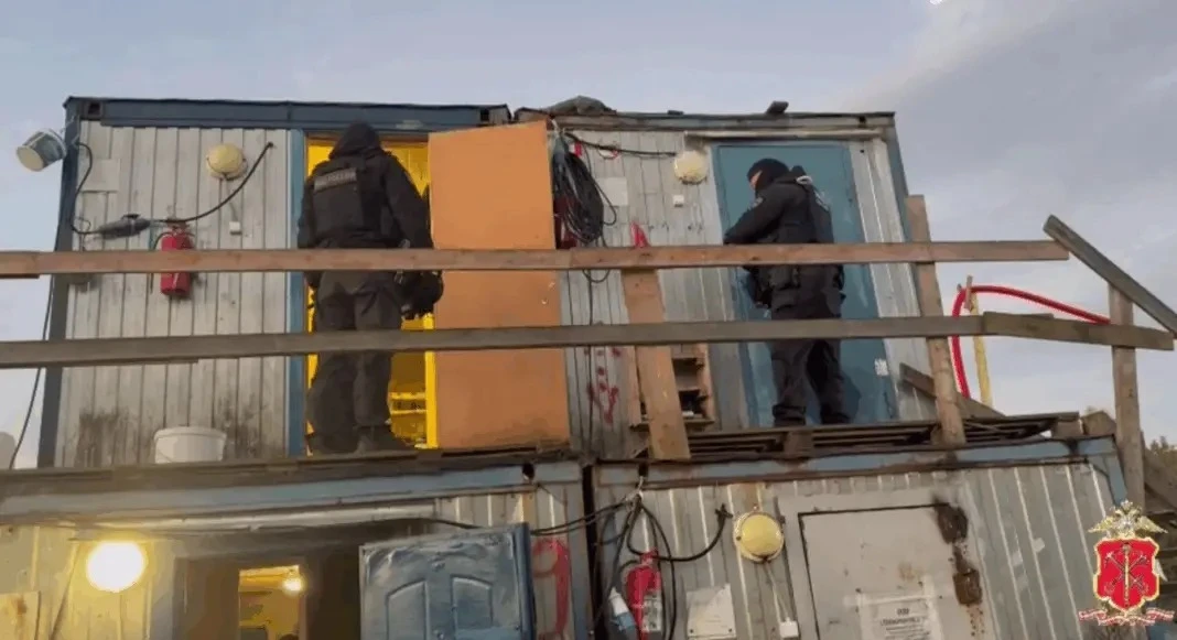 Полиция разбудила 500 мигрантов во время утренней проверки на стройках Приморского района.