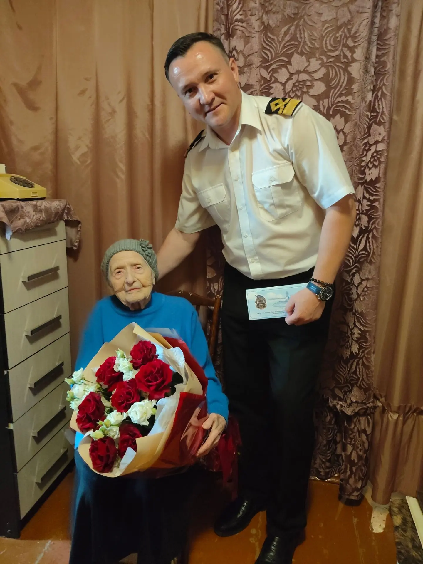 29.06.2026 директор Рыбинского филиала ВГУВТ Алексей Баширов поздравил выпускницу Щербаковского речн