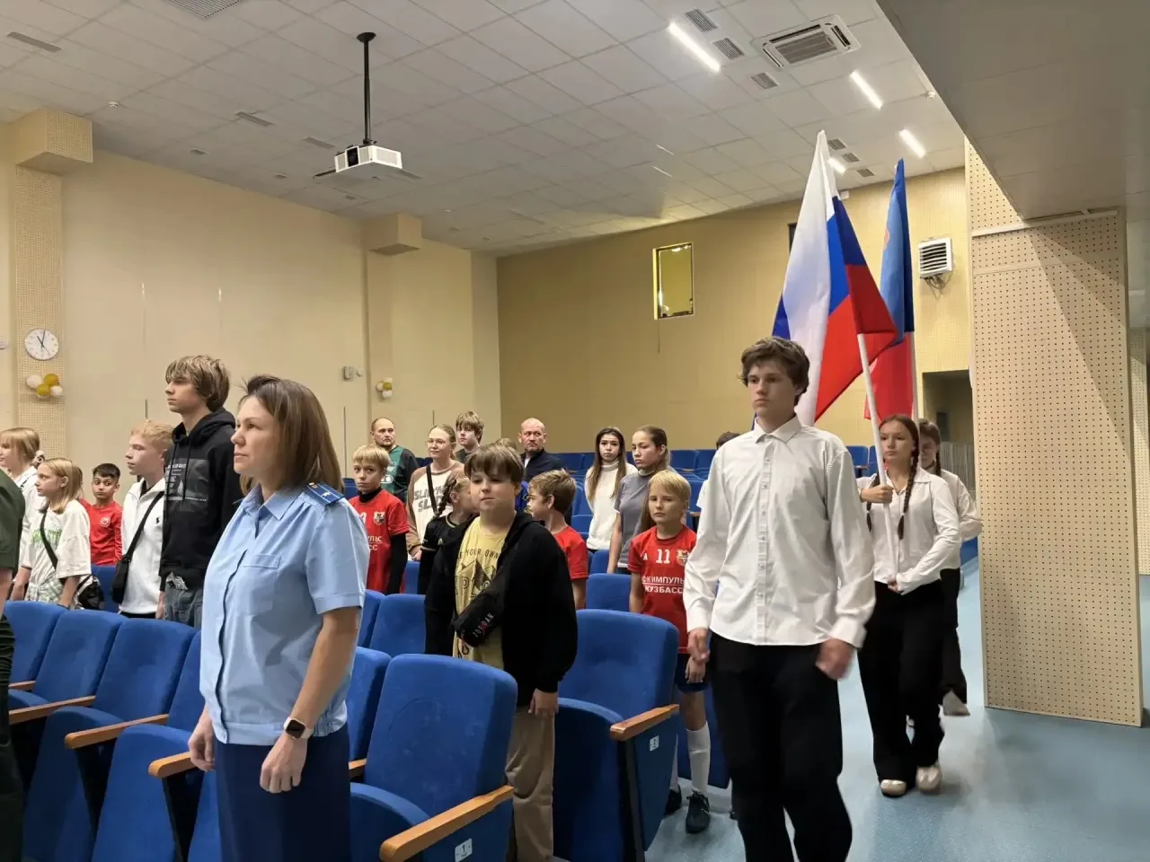 🇷🇺 День Российского флага: диалог поколений и примеры настоящего мужества