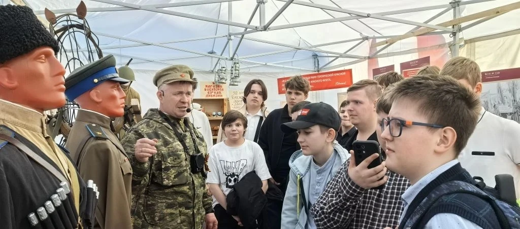 🇷🇺 7 мая— день, когда история ожила!  Наши ученики из школы № 31 вместе с советником директора по во