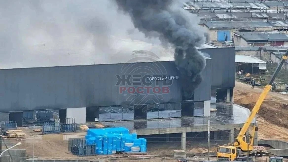 Строительный мусор загорелся возле торгового центра на Северном