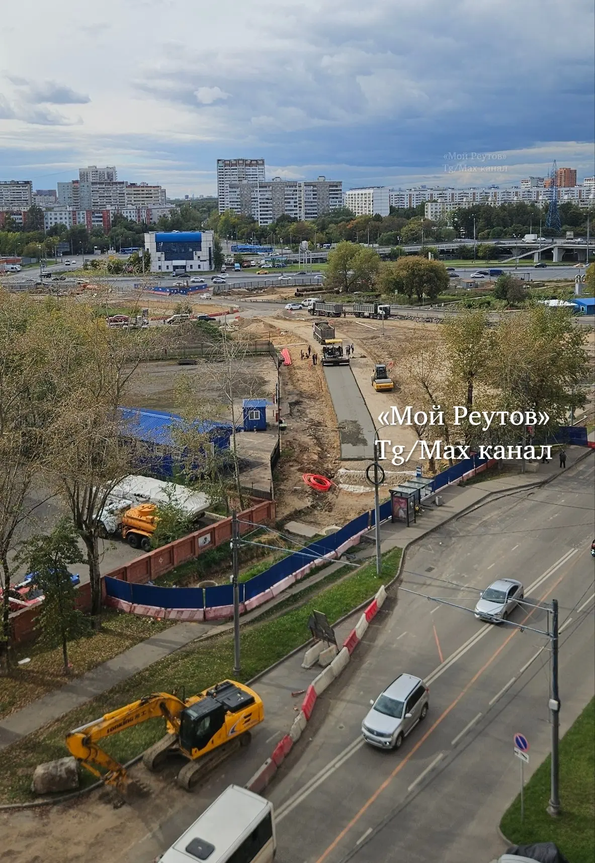 🚧 Дорожные работы в Реутове: строители начали укладывать асфальт на новом съезде с МКАД.