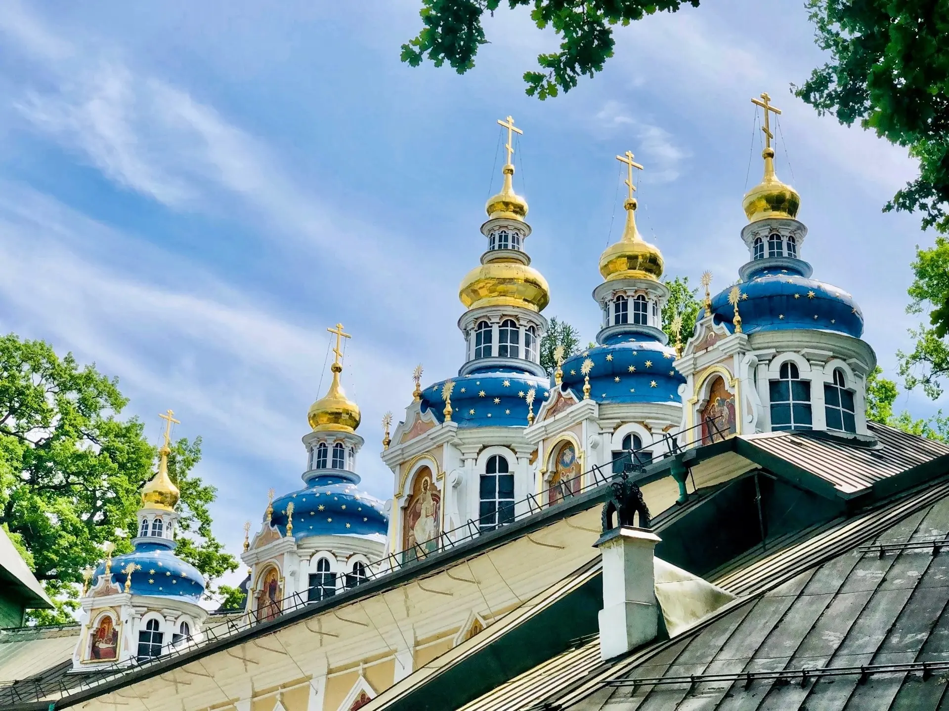 С добрым утром! С воскресным днём! Господь, несомненно, среди нас! Будем радоваться о воскресшем Гос