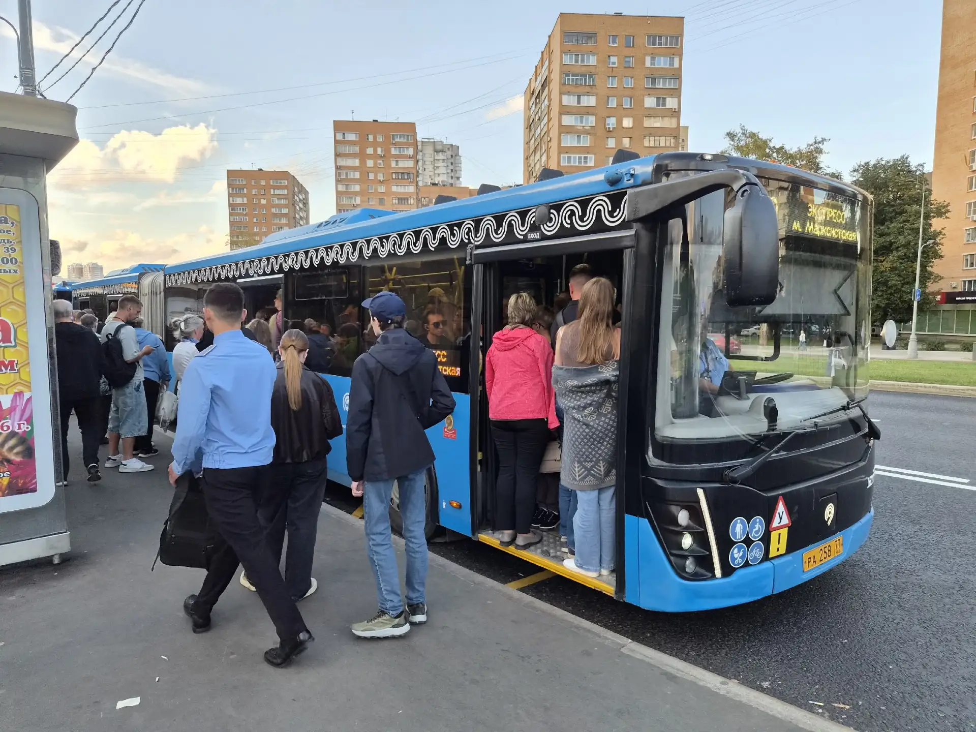 Жители Бирюлево не могут уехать от метро Кантемировская: автобусы Е80 и Е80К приходят п...