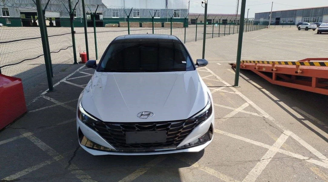 Автомобиль Hyundai Elantra  прибыл автовозом из Китая в Уссурийск.
