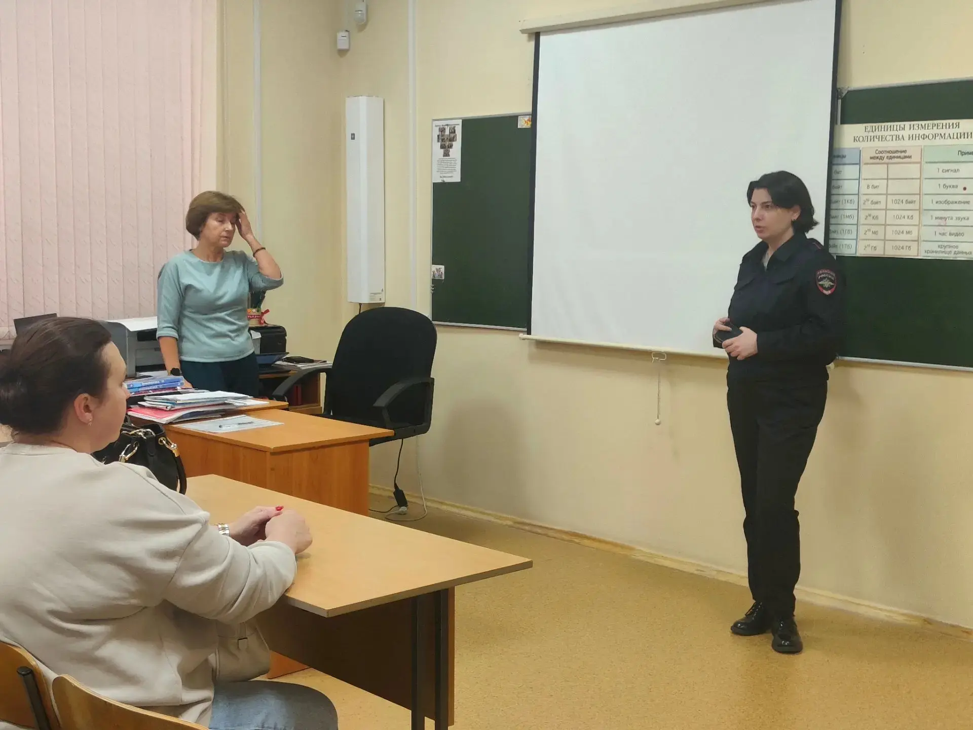 08.09.2026 на родительском собрании инспектором ОДН Булычевой Е.А. проведена разъясните...