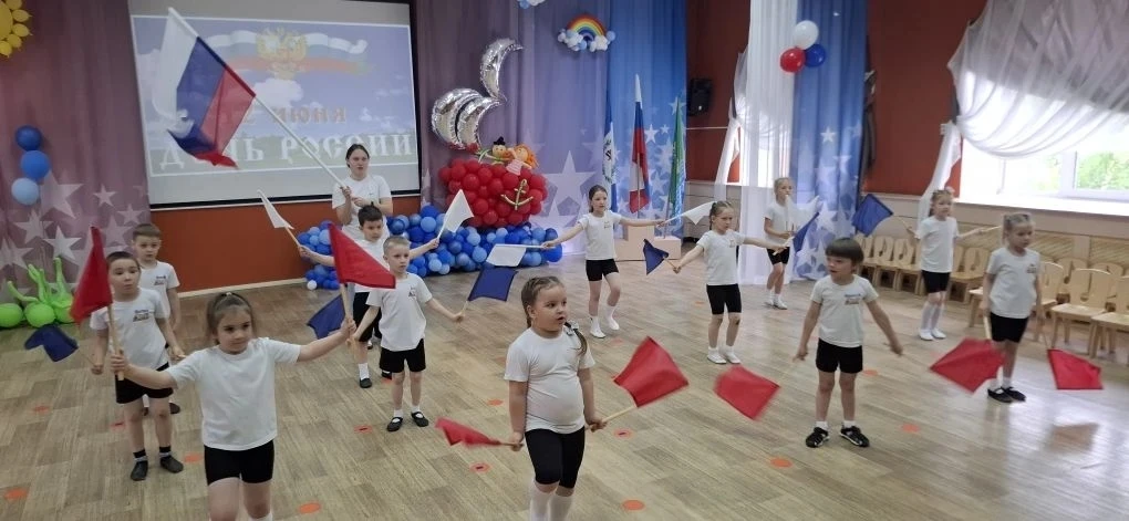 День России
Это главный праздник для страны большой.
От всей души успехов каждому желаем,
И пусть Ро