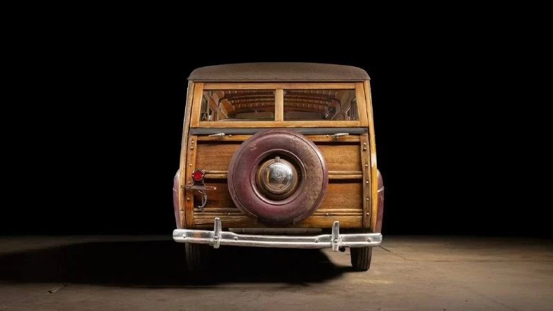 Редкий Ford Super Deluxe Station Wagon 1946 года выставили на торги — это тот самый олд...