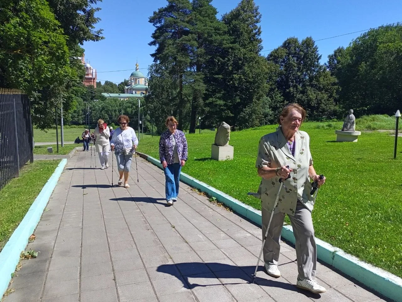 В парке «Покровский» состоялась тренировка по скандинавской ходьбе с участием клуба «Ак...