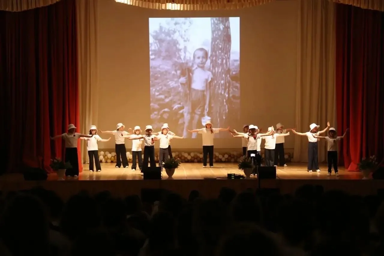 🎭С Днём Победы! 🌷 В этот особенный день, участники школьного театра «Модерн» под руководством педаго