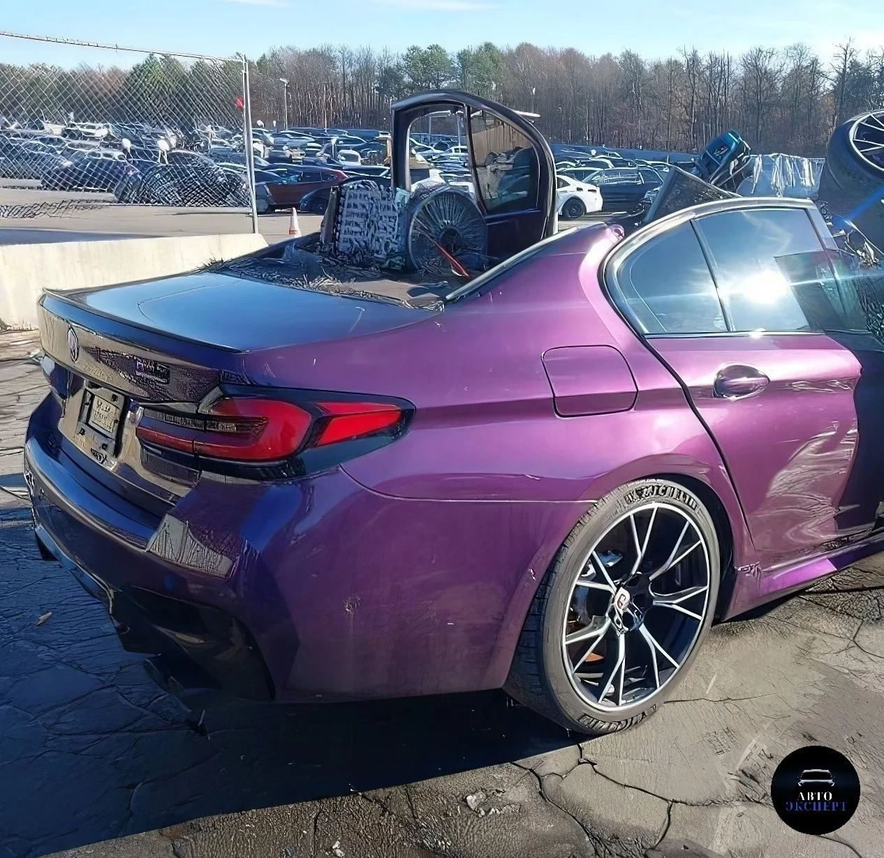 На торги в США выставили BMW M5, указав на «некоторые недостатки». Машину представляют ...