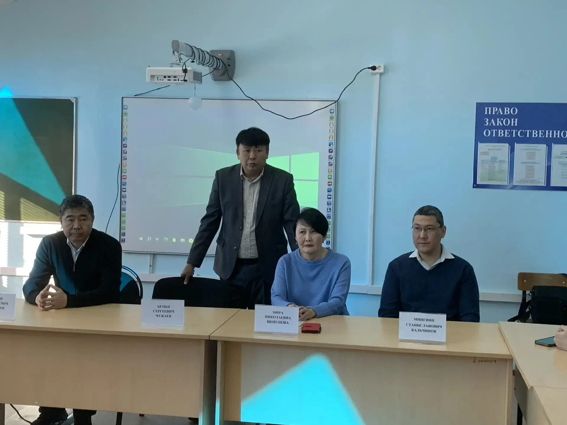Сегодня председатель Избирательной комиссии Республики Калмыкия Бембя Чужаев и члены комиссии Эрдни 